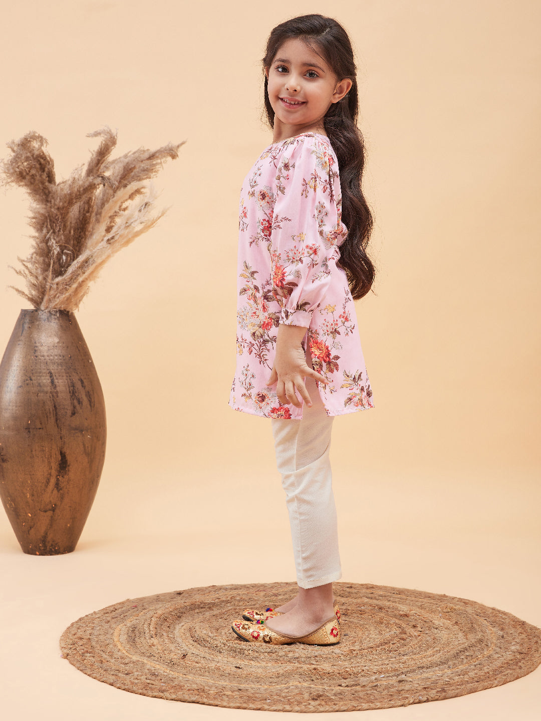 VASTRAMAY Girls Pink Floral Printed Kurta With Cream Pant Set - qivii