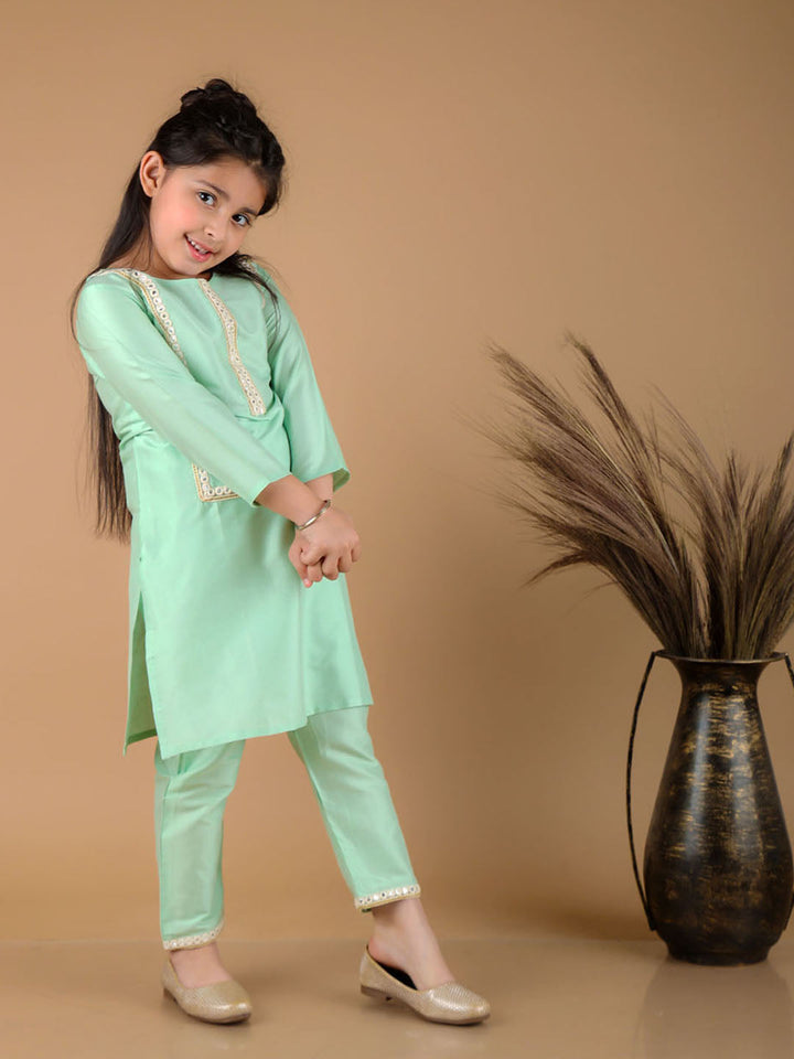 VASTRAMAY Girls' Mint Green Viscose Kurta Pant Set - qivii
