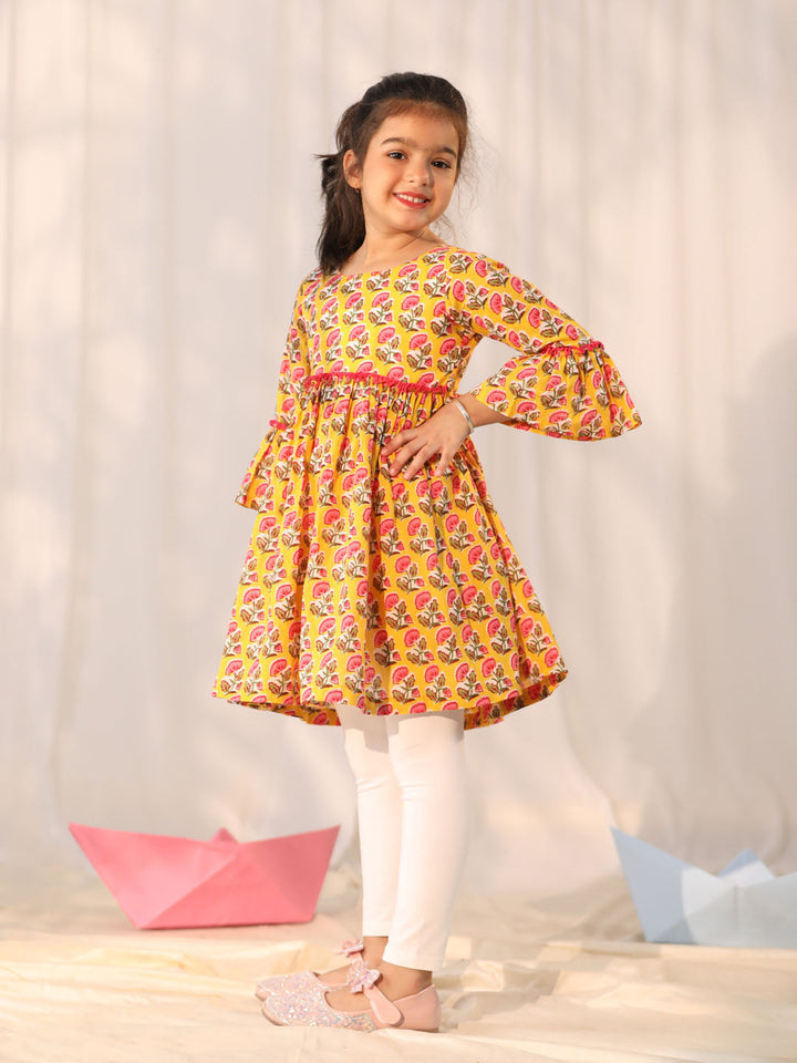 VASTRAMAY Girls' Yellow and White Kurta Leggings Set - qivii