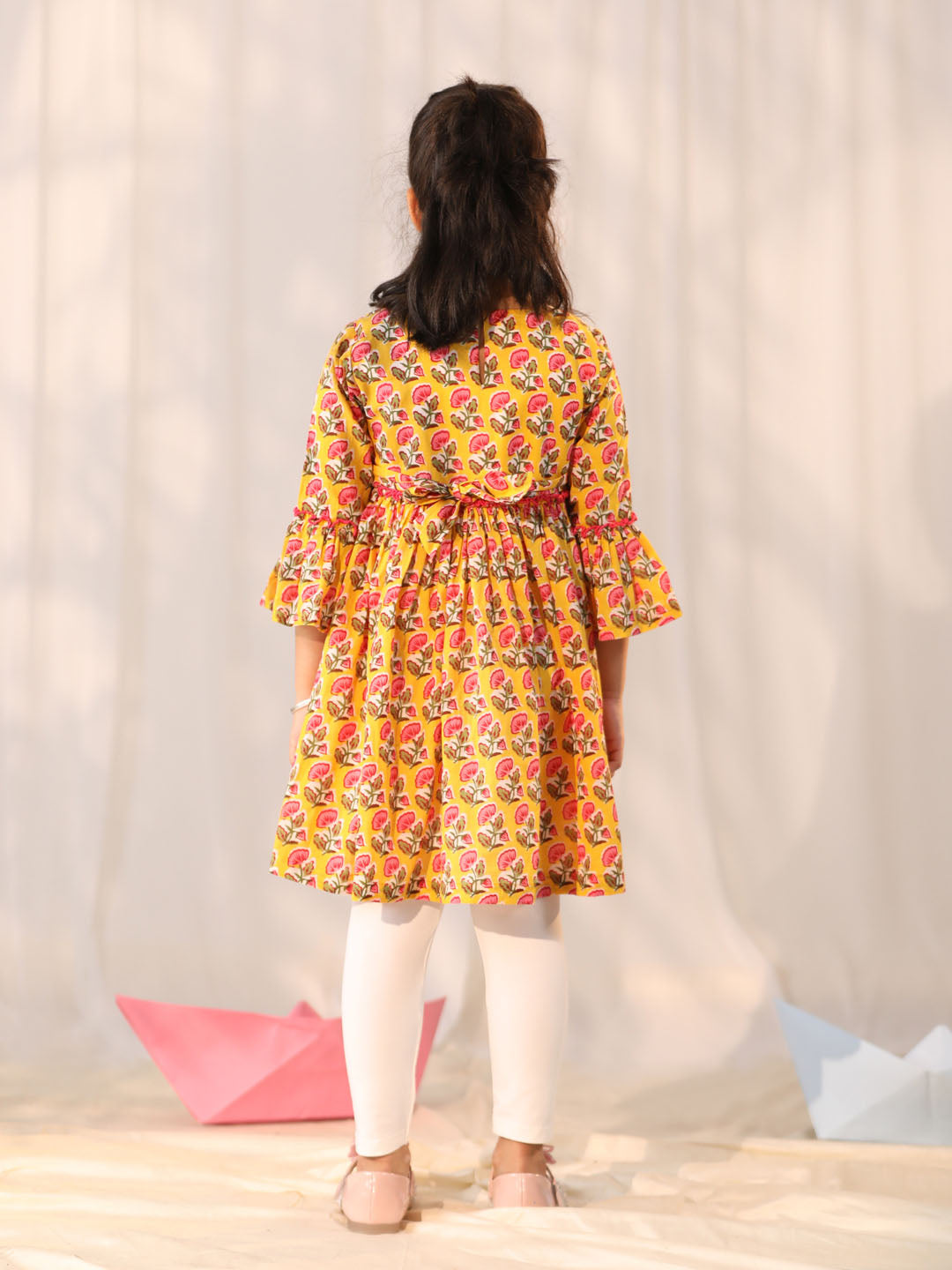 VASTRAMAY Girls' Yellow and White Kurta Leggings Set - qivii