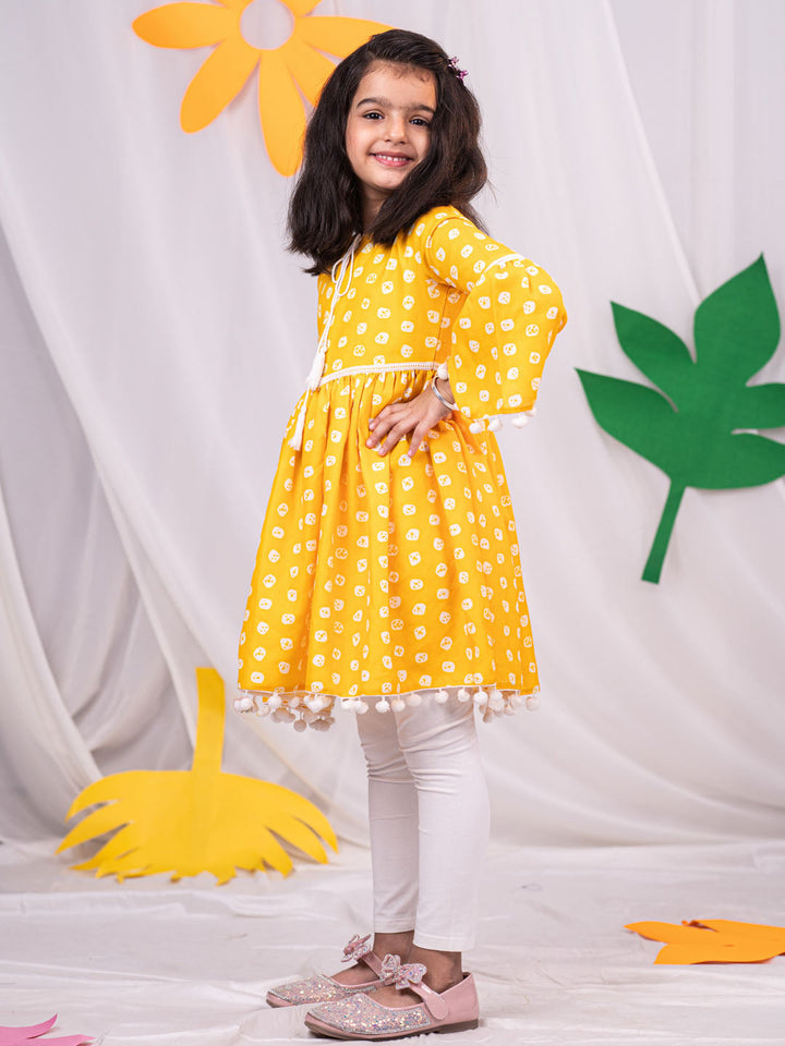 VASTRAMAY Girl's Yellow Printed Ruffle Kurta With Leggings Set - qivii