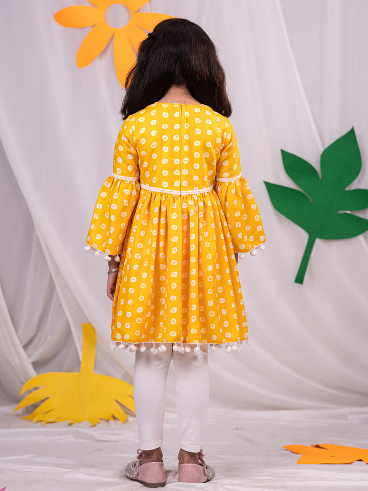 VASTRAMAY Girl's Yellow Printed Ruffle Kurta With Leggings Set - qivii