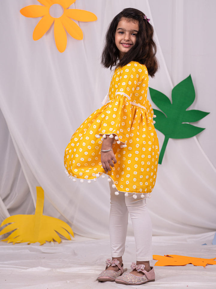 VASTRAMAY Girl's Yellow Printed Ruffle Kurta With Leggings Set - qivii
