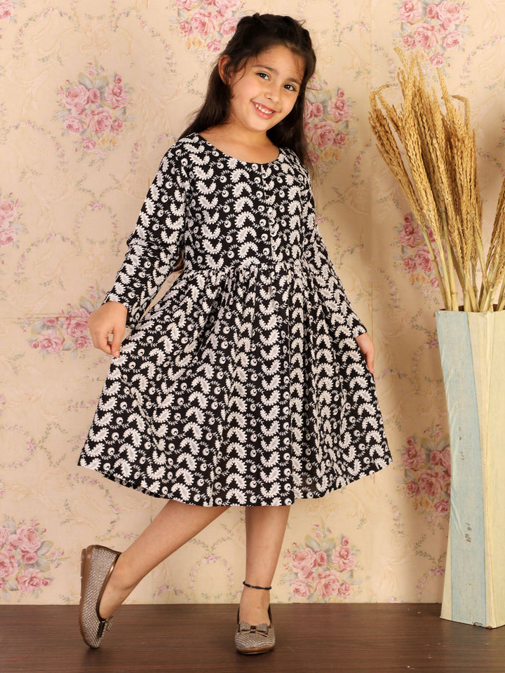 VASTRAMAY Girl's Black Pure Cotton Chikankari Kurta - qivii