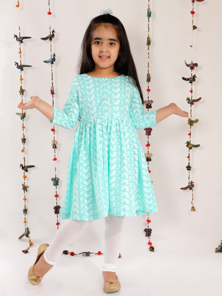 VASTRAMAY Girl's Green Pure Cotton Chikankari Kurta With Leggings - qivii