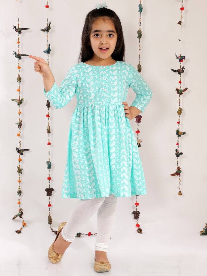 VASTRAMAY Girl's Green Pure Cotton Chikankari Kurta With Leggings - qivii