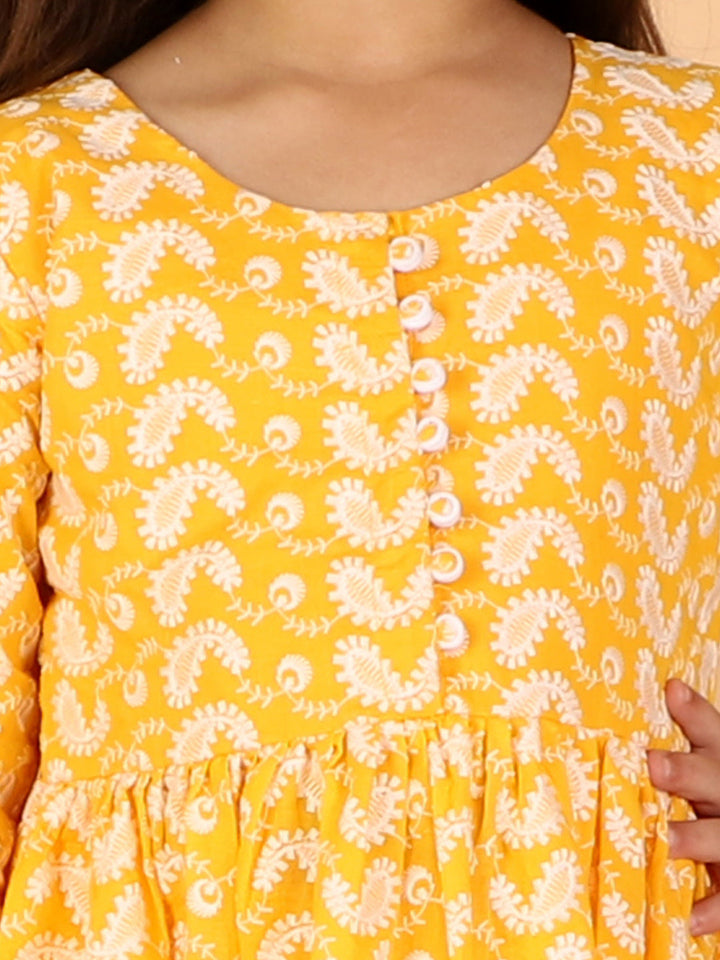 VASTRAMAY Girl's Orange Pure Cotton Chikankari Kurta With Leggings - qivii