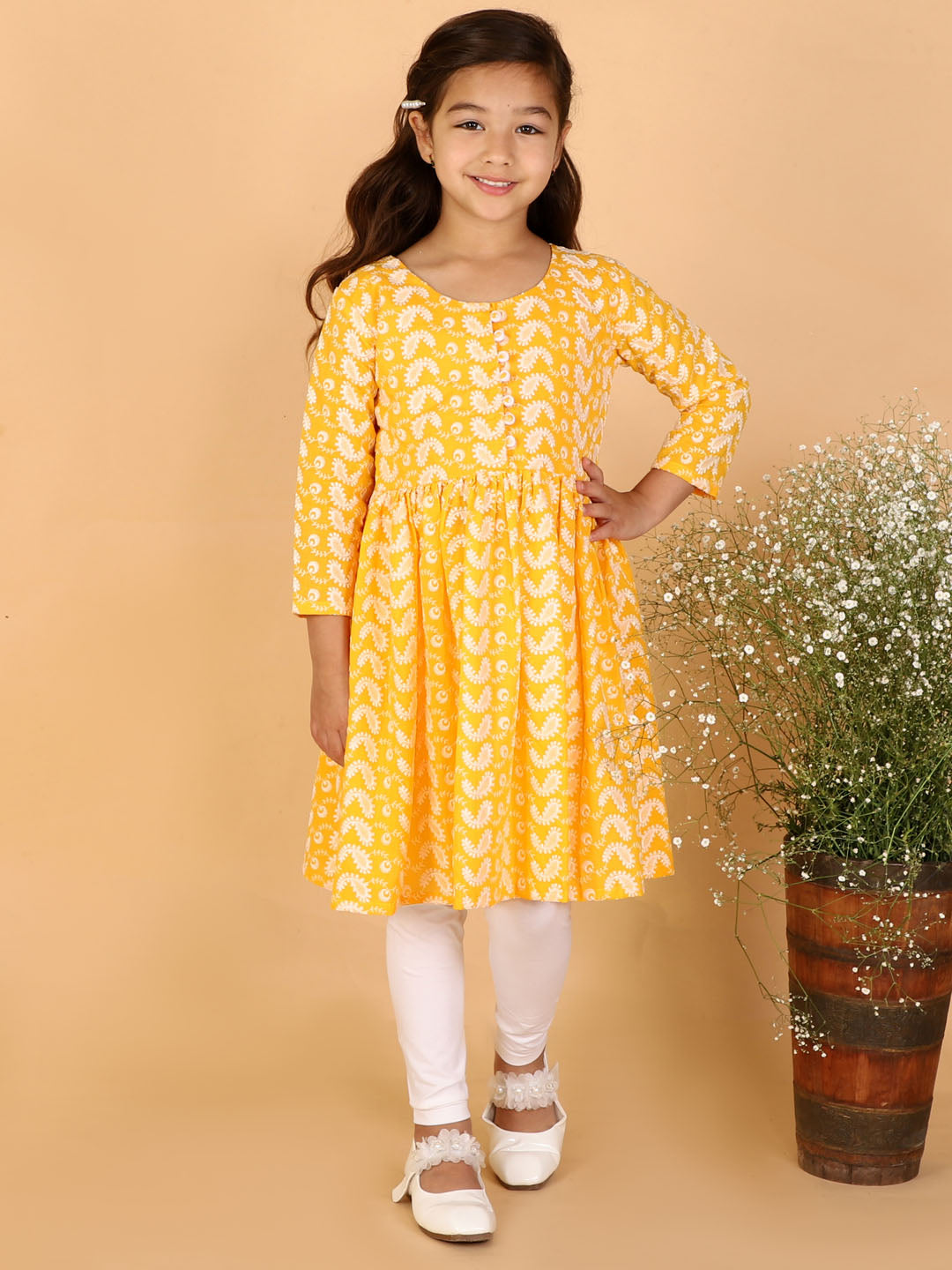 VASTRAMAY Girl's Orange Pure Cotton Chikankari Kurta With Leggings - qivii