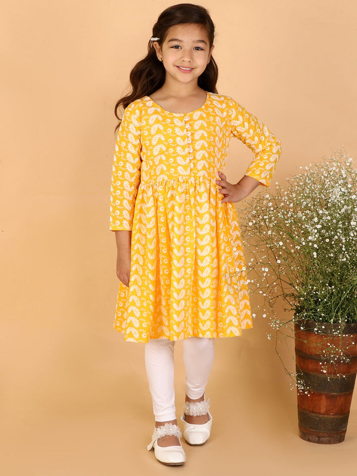 VASTRAMAY Girl's Orange Pure Cotton Chikankari Kurta With Leggings - qivii
