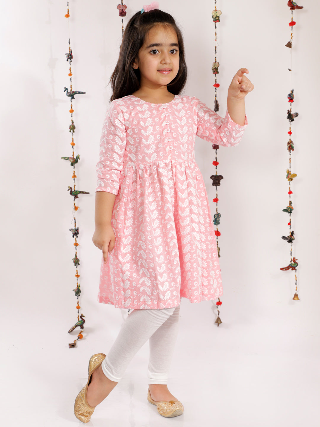 VASTRAMAY Girls' Pink Pure Cotton Chikankari Kurta With Leggings - qivii