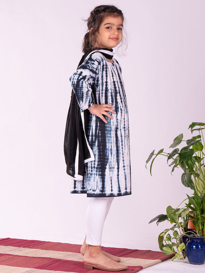 VASTRAMAY Girls Black & White Pure Cotton Tie-Dye Kurta Leggings & Dupatta Set - qivii
