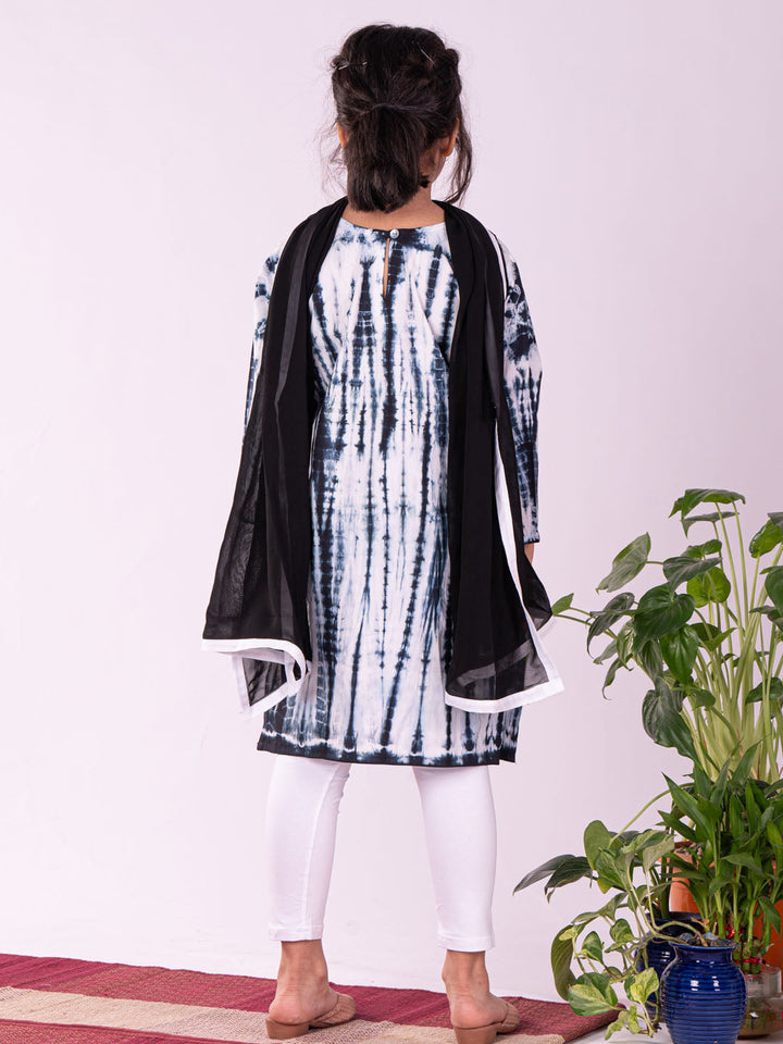 VASTRAMAY Girls Black & White Pure Cotton Tie-Dye Kurta Leggings & Dupatta Set - qivii