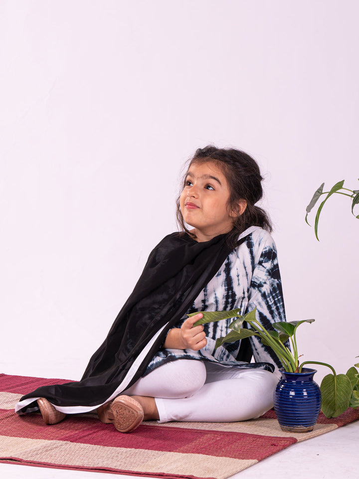 VASTRAMAY Girls Black & White Pure Cotton Tie-Dye Kurta Leggings & Dupatta Set - qivii