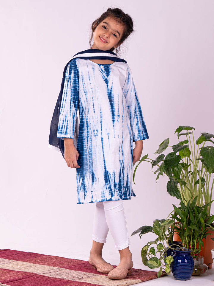 VASTRAMAY Girls Blue & White Pure Cotton Tie-Dye Kurta Leggings & Dupatta Set - qivii
