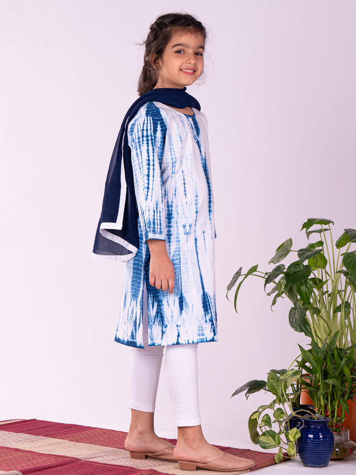 VASTRAMAY Girls Blue & White Pure Cotton Tie-Dye Kurta Leggings & Dupatta Set - qivii