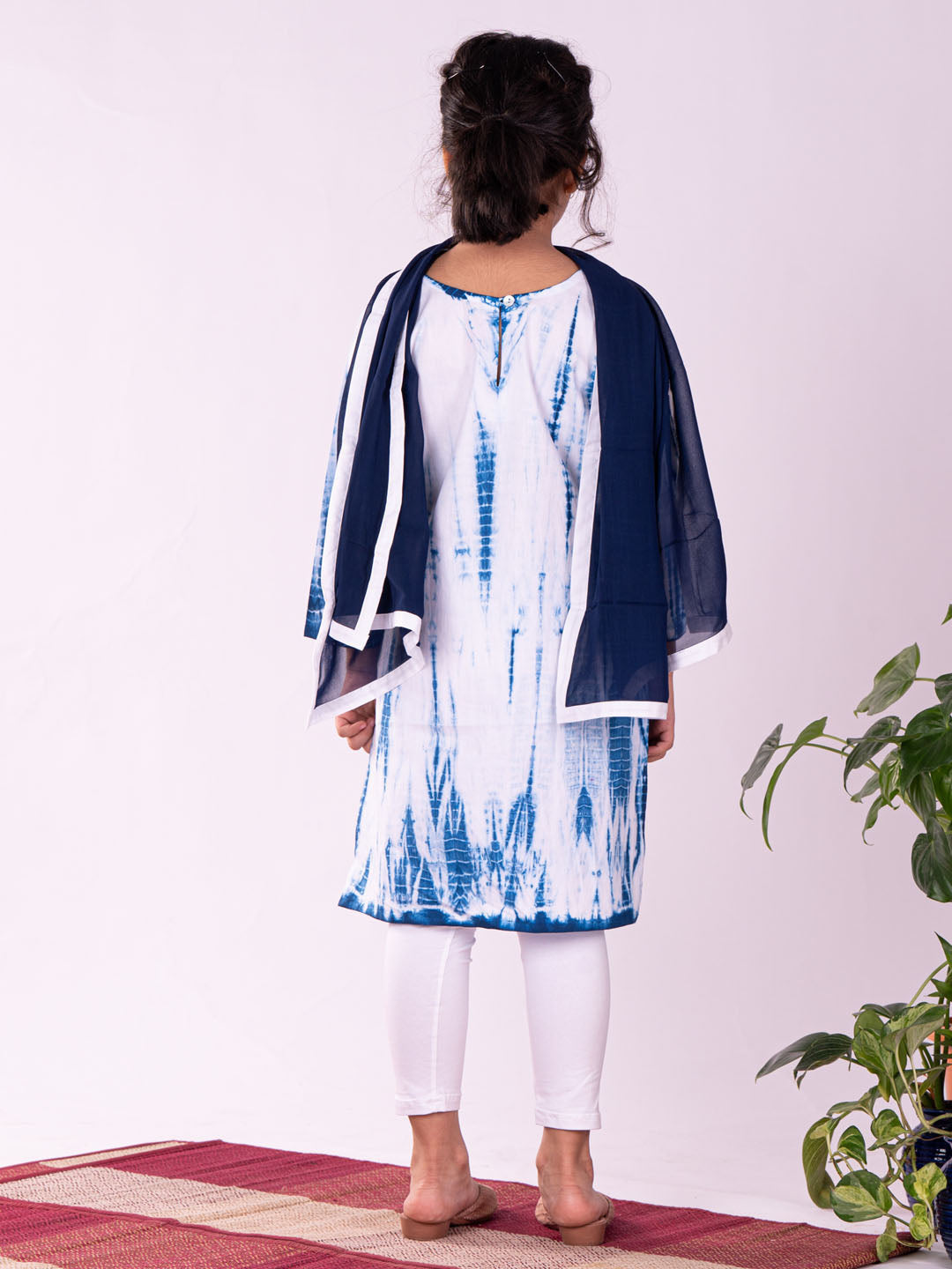VASTRAMAY Girls Blue & White Pure Cotton Tie-Dye Kurta Leggings & Dupatta Set - qivii