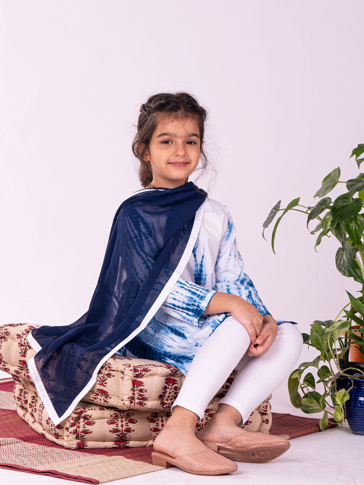VASTRAMAY Girls Blue & White Pure Cotton Tie-Dye Kurta Leggings & Dupatta Set - qivii