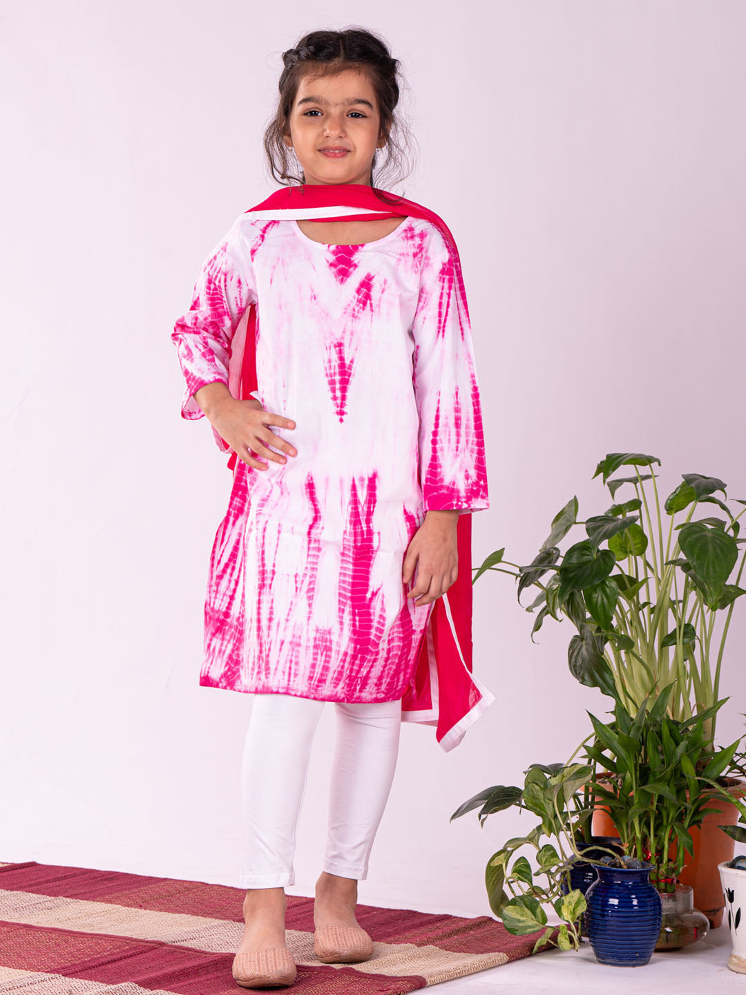 VASTRAMAY Girl's Pink Pure Cotton Tie-Dye Kurta Leggings & Dupatta Set - qivii