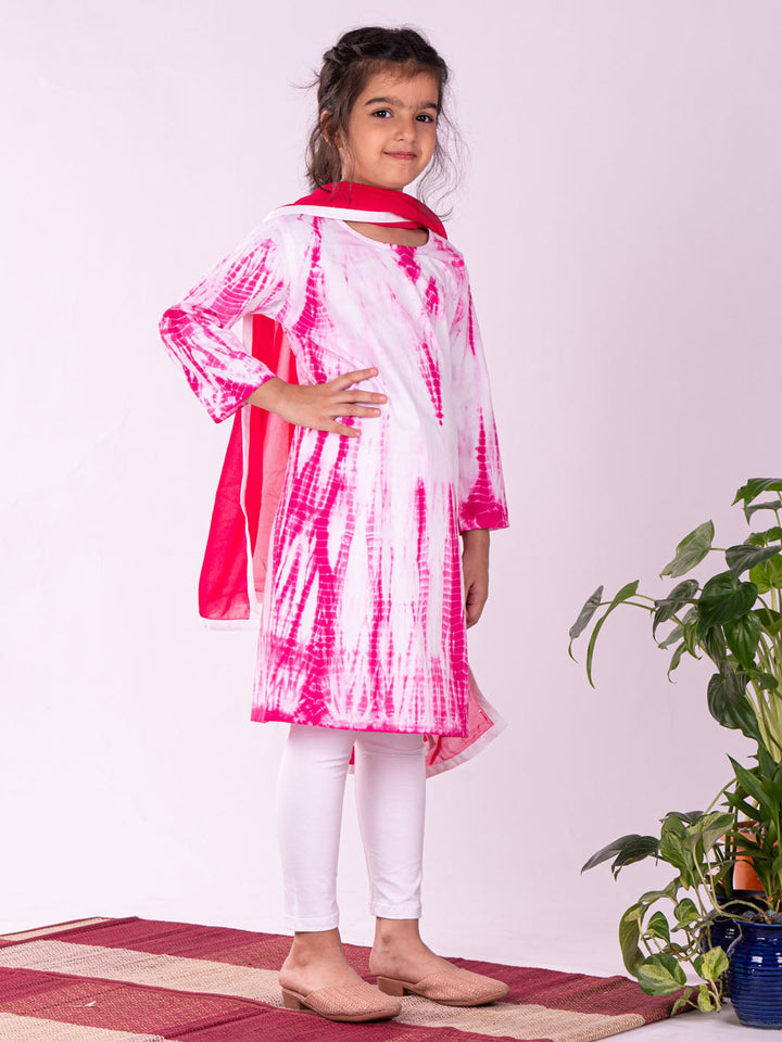 VASTRAMAY Girl's Pink Pure Cotton Tie-Dye Kurta Leggings & Dupatta Set - qivii