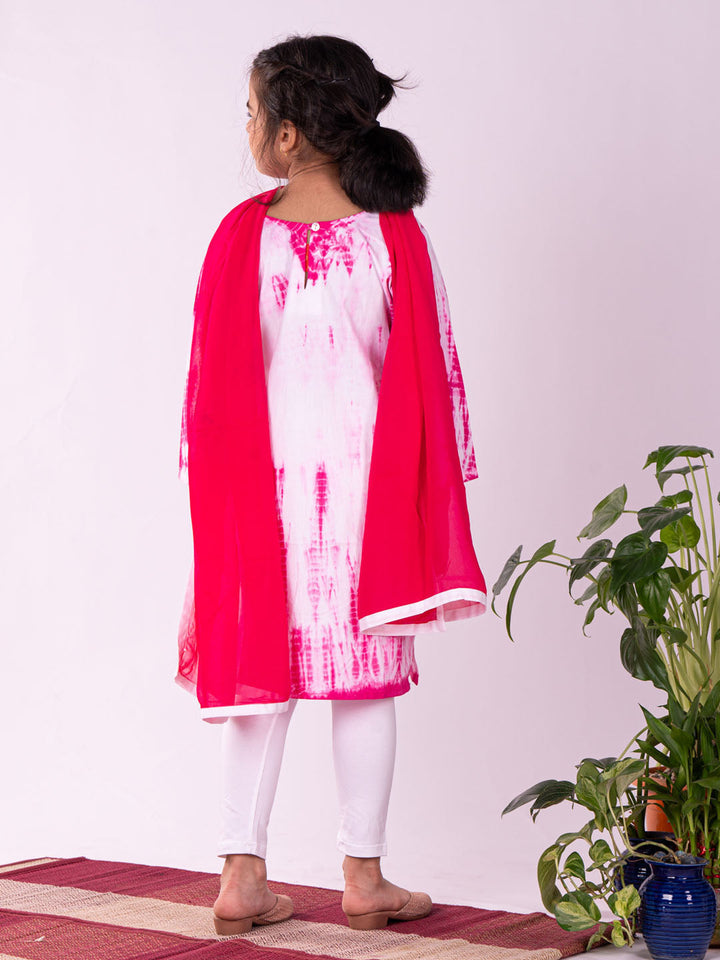 VASTRAMAY Girl's Pink Pure Cotton Tie-Dye Kurta Leggings & Dupatta Set - qivii