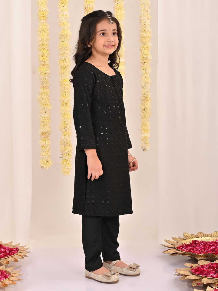 VASTRAMAY Girls' Black Embellished Kurta Pyjama Set - qivii
