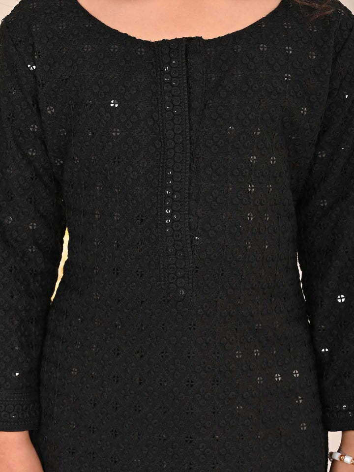 VASTRAMAY Girls' Black Embellished Kurta Pyjama Set - qivii