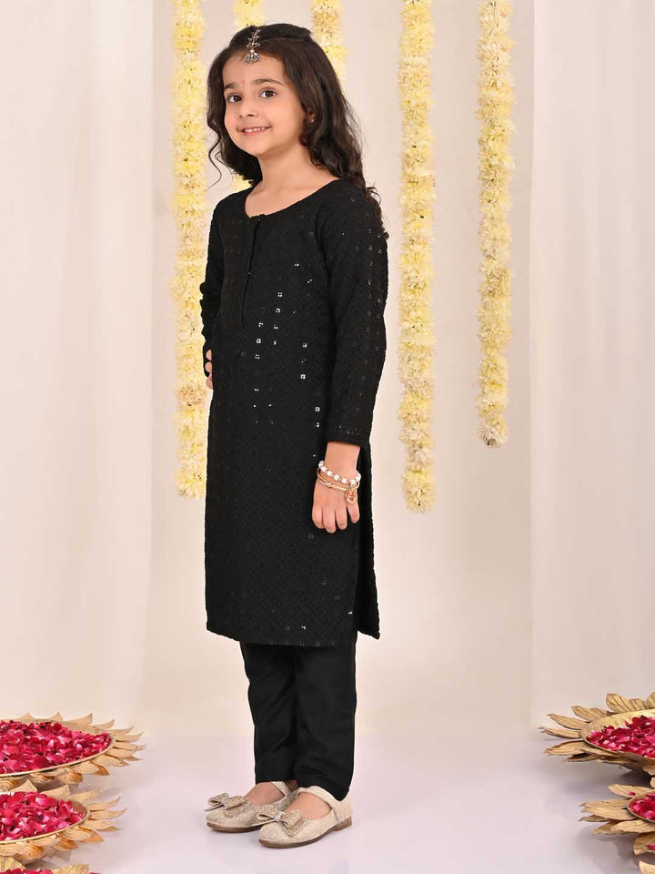 VASTRAMAY Girls' Black Embellished Kurta Pyjama Set - qivii
