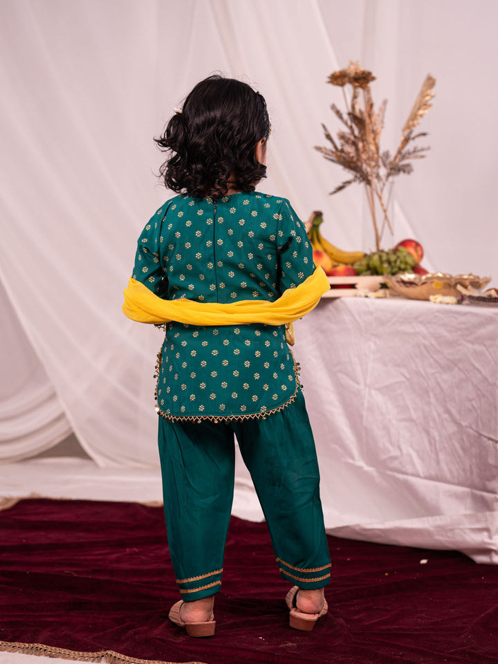 VASTRAMAY Girls Green Kurta Salwar and Dupatta Set - qivii