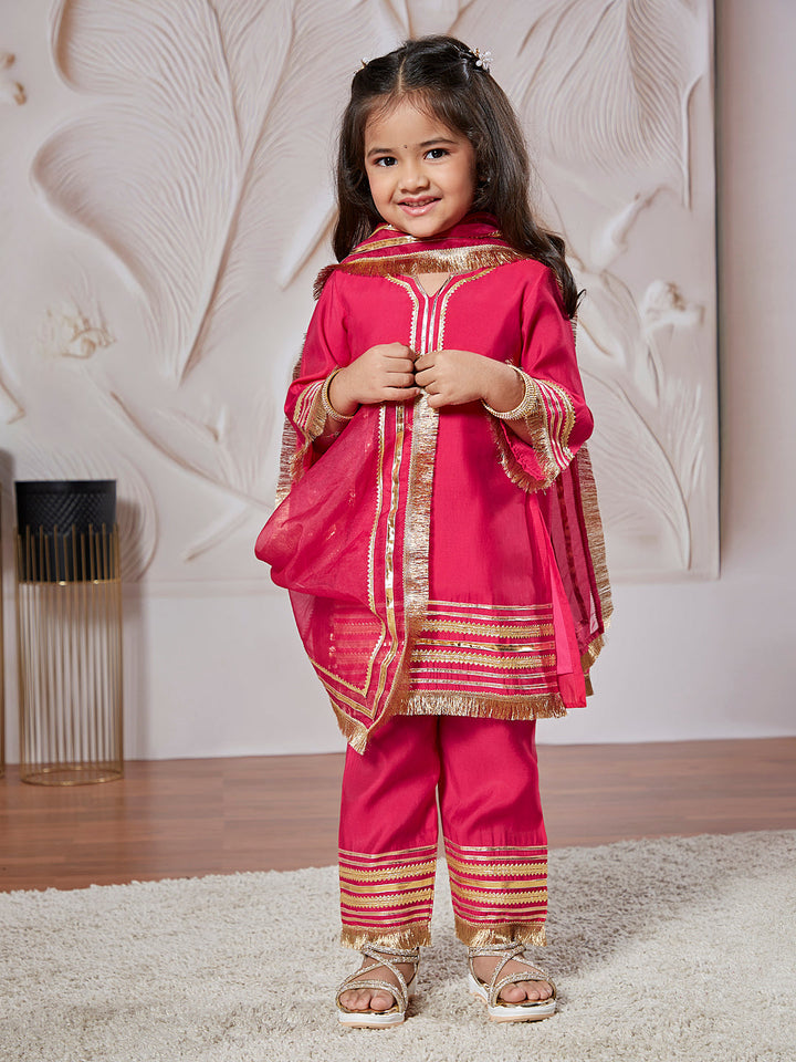 VASTRAMAY Girls' Kurta Set With Dupatta - qivii