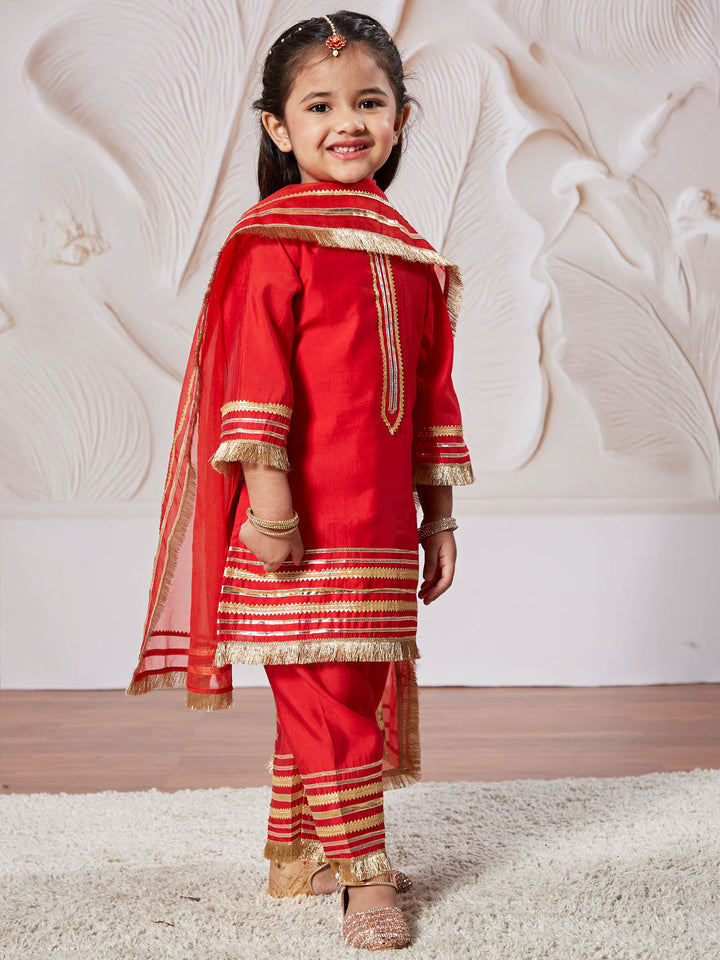 VASTRAMAY Girls' Kurta Set With Dupatta - qivii