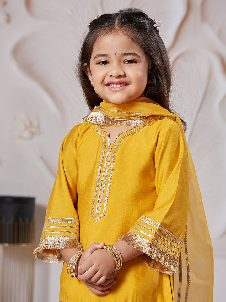 VASTRAMAY Girls' Kurta Set With Dupatta - qivii