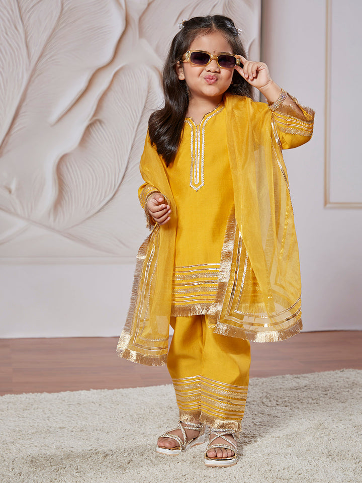 VASTRAMAY Girls' Kurta Set With Dupatta - qivii