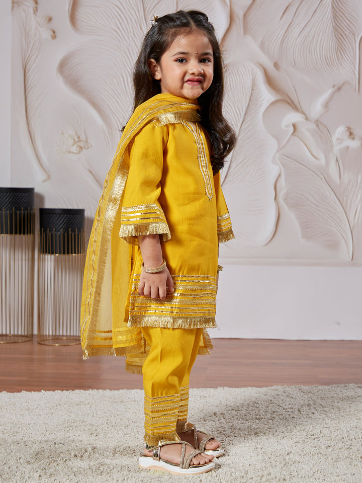 VASTRAMAY Girls' Kurta Set With Dupatta - qivii