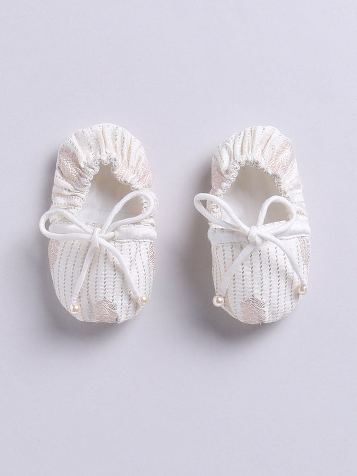 VASTRAMAY Girls' Cream Ethnic Combo Set - qivii