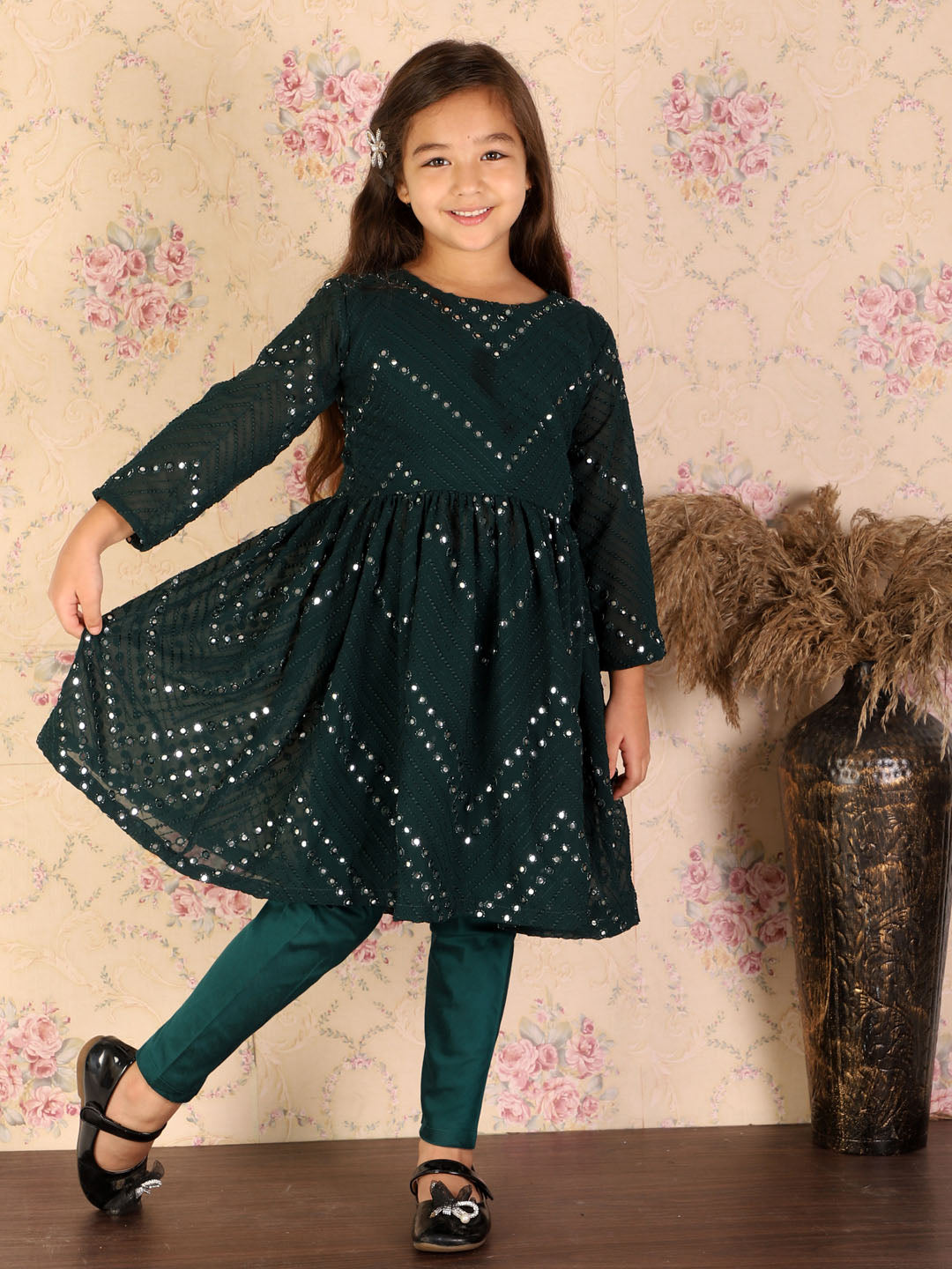 VASTRAMAY Girl's Green Mirror Kurta Pyjama Set - qivii
