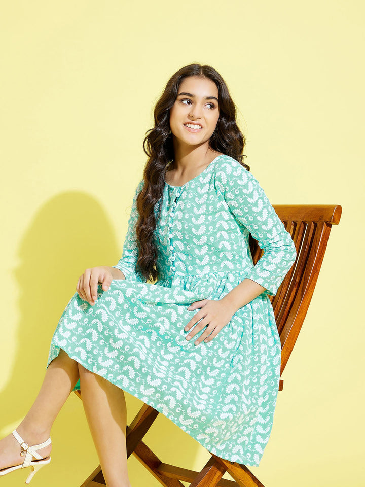 VASTRAMAY Girl's Green Pure Cotton Chikankari kurta - qivii
