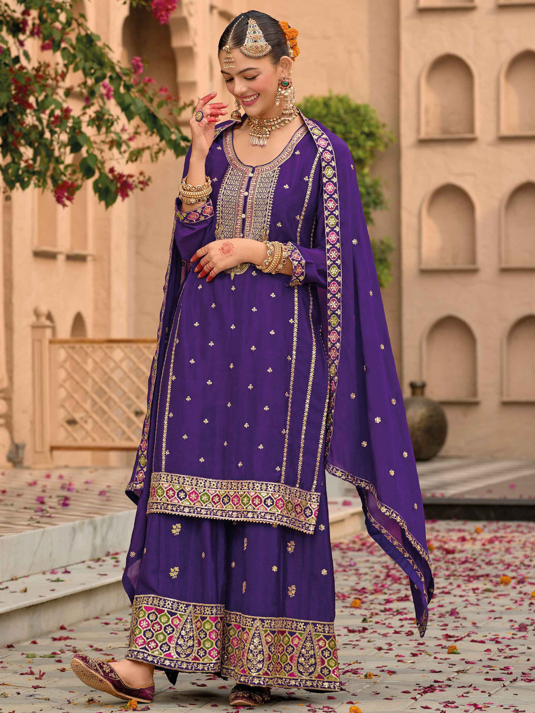  Elegant top with luxurious zari work and shimmering details 