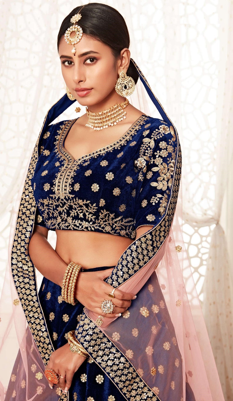 भारतीय वेडिंग और पार्टी वियर के लिए साब्यासाची डिजाइनर लहंगा चोली की छवि