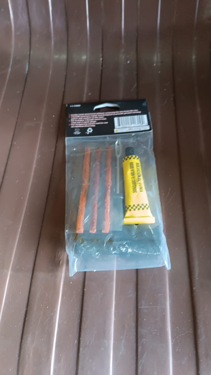 Tyre Puncture Repair Kit - 5 Piece Set with 3 Seal Strips for Quick Fixes
